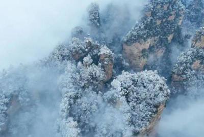 張家界再迎春雪，千峰沐雪如仙境